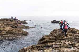 grupo de gente haciendo Coasteering