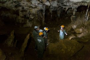 Grupo de personas explorando cuevas de Asturias