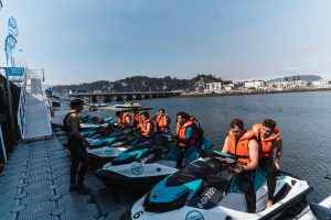 personas en motos de agua en Ribadesella, Asturias